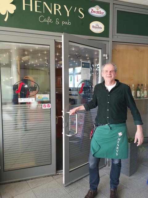 Der Betreiber des Henrys Pub Werner Wingelhofer verabschiedet sich in den Ruhestand. | Foto: Daniel Schmidt