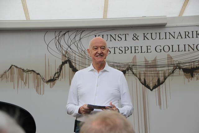 Der Festspiel-Doyen Hermann Döllerer begrüßt zu Beginn jeder Vorstellung die Gäste der Kunst und Kulinarik Festspiele auf der Burg Golling. | Foto: Martin Schöndorfer, 2023