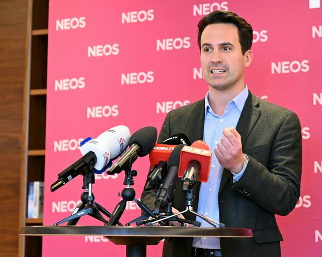 Neos vs. SPÖ heißt es in der neuen Folge, die die Causa "Heumarkt" bekommen hat. Die Neos wollen das Turm-Projekt blockieren. Hier zu sehen: Vizebürgermeister Christoph Wiederkehr. | Foto: HELMUT FOHRINGER / APA / picturedesk.com