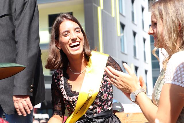 Nina Wolf, Käsekönigin 2022, gab ihr Amt an Michelle Maurer weiter. | Foto: Elisabeth Neuner