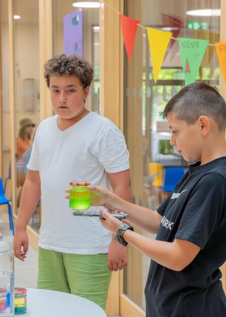 Maximilian und Lukas erstellten eine Lavalampe im Marmeladenglas.  | Foto: Stefanie Giefing