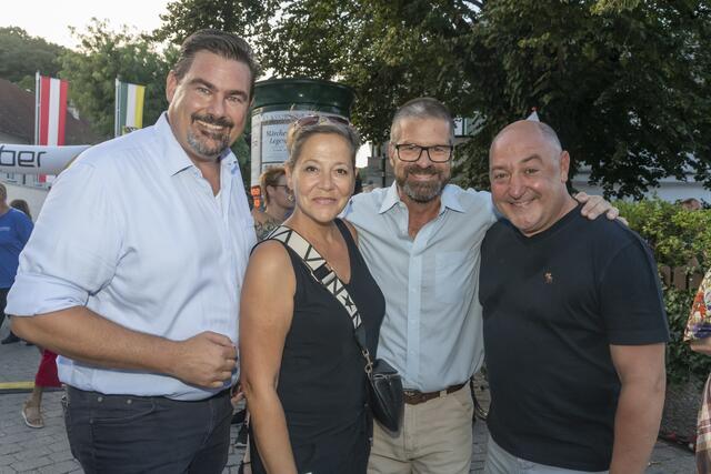Bürgermeister Stefan Steinbichler mit Rudi Roubinek, Gerold Rudle und Monica Weinzettl | Foto: Andreas Novotny