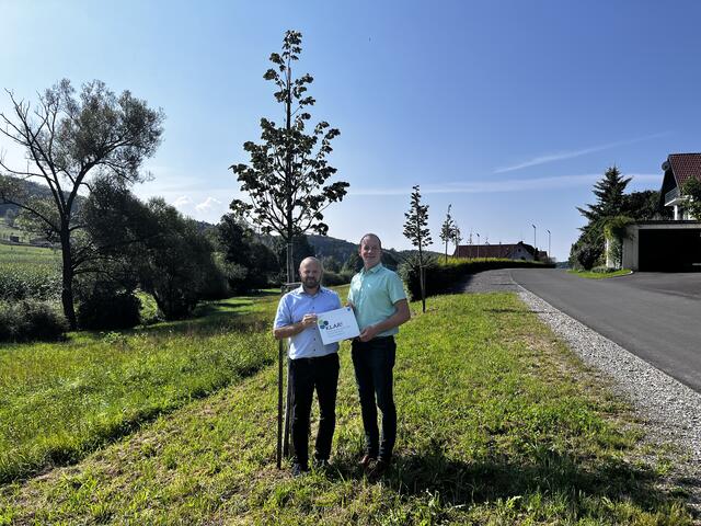 Bürgermeister Heinz Konrad (r.) und KLAR-Manager Karl Puchas vor der Silberlinenallee in Mitterfladnitz | Foto: LEA/KLAR Mittleres Raabtal