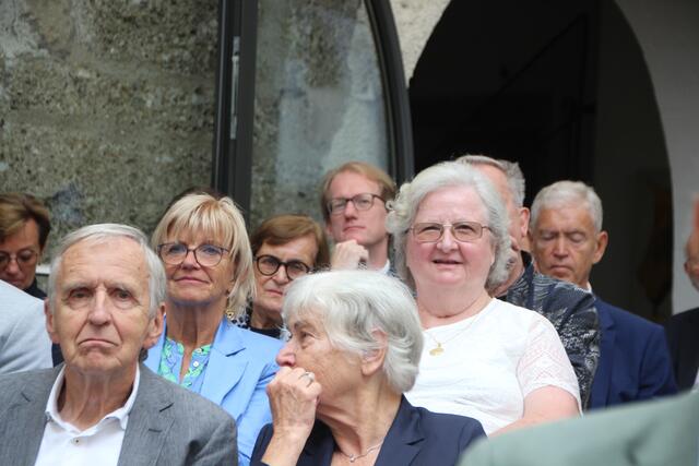 Marina Baumgarten (4. v.l.) ist nicht nur eine begeisterte Besucherin der Festspiele Golling, sonder trat beim Konzert von Günther Groissböck auch als Mäzenin in Erscheinung.  | Foto: Martin Schöndorfer, 2023