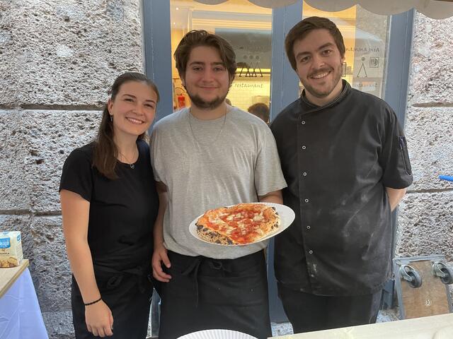 Selina, Tidjan und Aris vom Restaurant Mamma Mia lockten die Gäste mit toller Pizza an. | Foto: Lisa Kropiunig