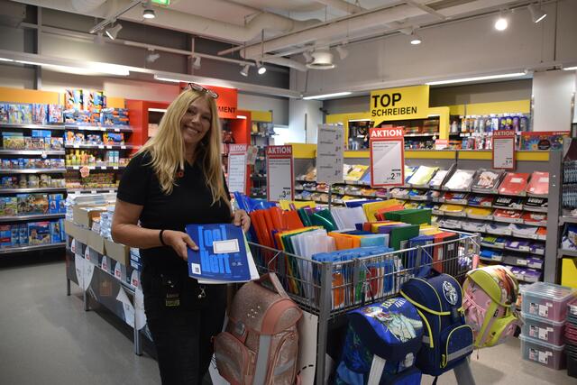 Hilfe beim Start in das neue Schuljahr: Monika Widhalm aus Scheibbs bietet in der Libro-Filiale in Wieselburg ein eigenes Schullisten-Service an. | Foto: Roland Mayr