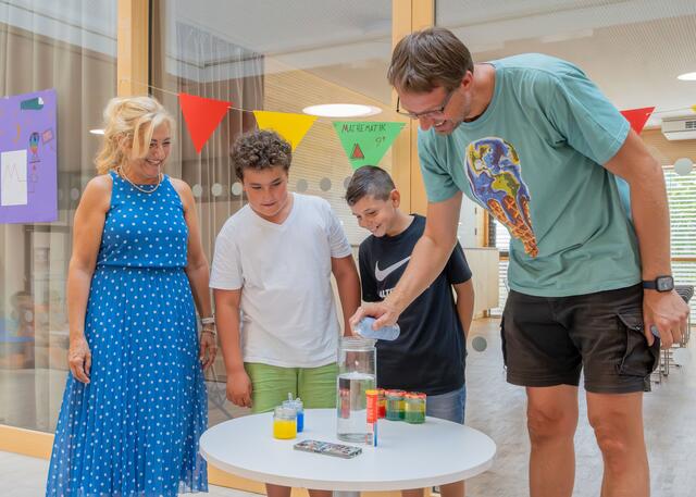 Freiwillige vor: Gemeinsam wurde eine Wolke im Glas erstellt.  | Foto: Stefanie Giefing