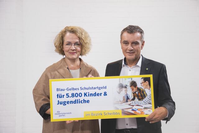 Landesrätin Christiane Teschl-Hofmeister und Landtagsabgeordneter Anton Erber präsentieren das blau-gelbe Schulstartgeld. | Foto: Daniela Matejschek