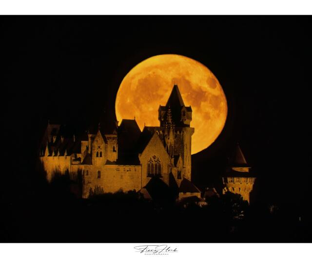 Supervollmond im Weinviertel mit der Burg Kreuzenstein am 02.08.2023 | Foto: Copyright by Franz Harb 