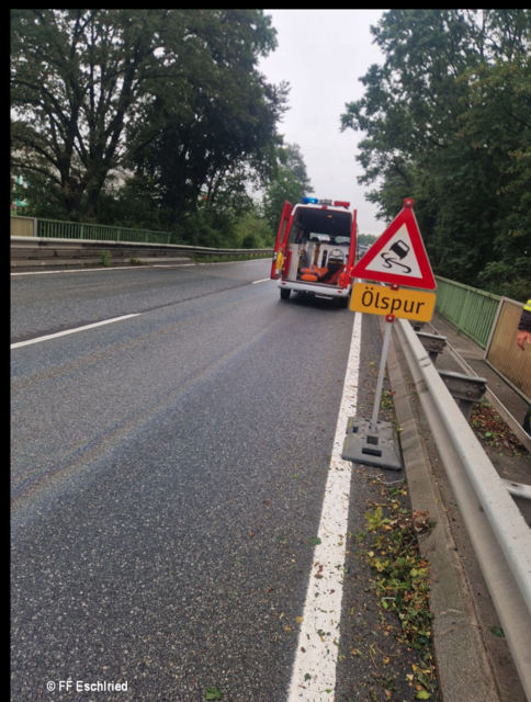 Eine 30 Kilometer lange Ölspur beschäftigte gestern,27. August 2023, zahlreiche Feuerwehren im Bezirk Ried.  | Foto: FF Eschlried
