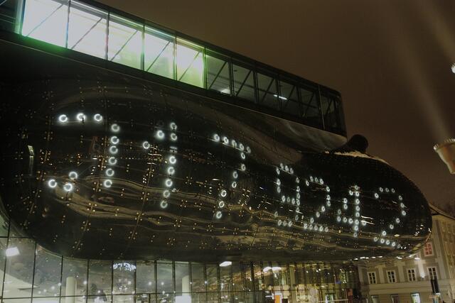 Im Rahmen des 20. Kunsthaus-Geburtstages, wird auch das Projekt "realities:united" aus dem Jahr 2005 noch einmal in den Stadtraum strahlen. | Foto: Kunsthaus Graz/N. Lackner