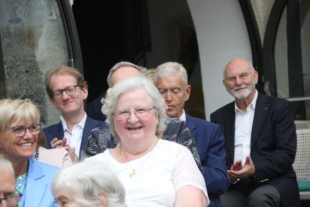 Im Bild (2.vl..):  Marina Baumgarten (Festspielbesucherin und Mäzenin), dahinter Leicht verdeckt: Johann Bachleitner (WK Direktor A.D), Erich  Urbanek (Gründer des Burgmuseums Golling) | Foto: Martin Schöndorfer, 2023
