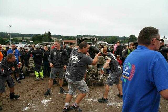 Wie bei der Formel 1 gab es auch beim 24-Stunden Traktorrennen einen Sektregen für die Gewinner. | Foto: Petra Pollak