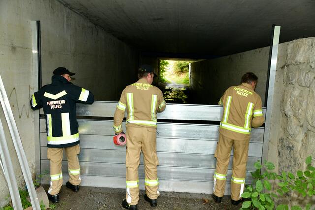 Um sich vor der Bedrohung zu schützen, errichteten die Mitglieder der FF Tulfes am Sonntagnachmittag einen Hochwasserschutz im Bereich der Autobahnunterführung Richtung Inn. | Foto: ZOOM.TIROL