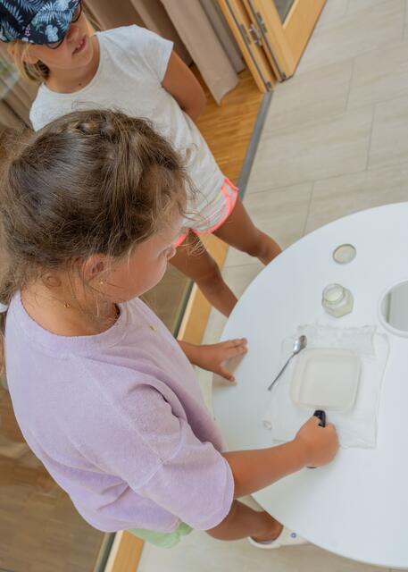 Mit Milch und Wasser wurde der Laserstrahl sichtbar gemacht.  | Foto: Stefanie Giefing