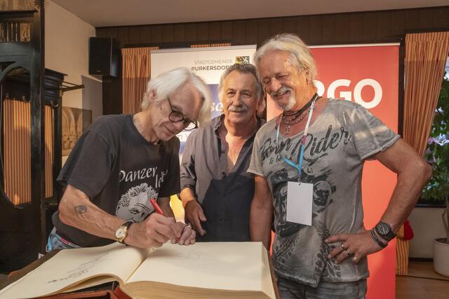 Thomas Spitzer, Gert Steinbäcker und Ulli Bäer beim Eintrag ins Goldene Buch der Stadt | Foto: Andreas Novotny