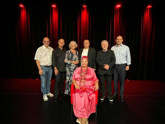 Rainer Holzbauer (Projektgruppe Zeitgeschichte), Bgm. Feri Schwarz, Regionsobfrau Michaela Walla, Joesi Prokopetz, Roman Grinberg, Werner Sulzgruber (Historiker, Projektgruppe Zeitgeschichte), sitzend Tini Kainrath. | Foto: Gemeinde Bad Schönau