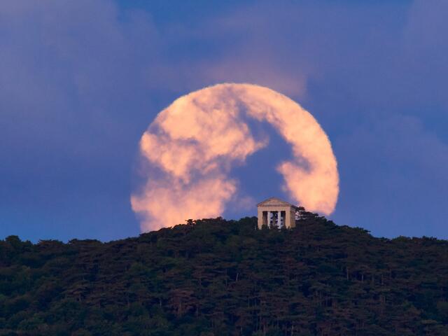 Supermonduntergang hinter dem Husarentempel