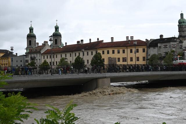 Die Innbrücke ist teilweise gesperrt. | Foto: Königer