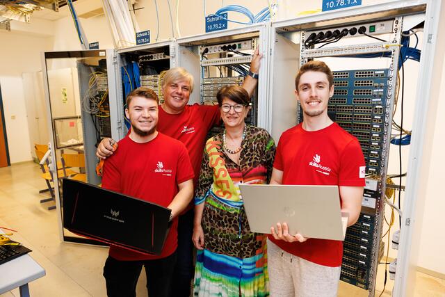 Maria Smodics-Neumann, Obfrau der Sparte Gewerbe und Handwerk der Wirtschaftskammer (WK) Wien, besuchte die EuroSkills-Teilnehmer Paul Hilscher und Timon Schwarz bei ihrem Training mit ihrem Experten Christian Schöndorfer. | Foto: Florian Wieser
