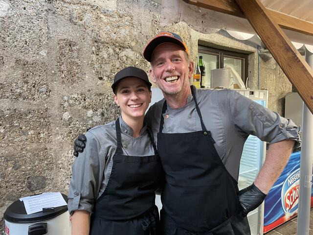 Theresa und Richard sind Lehrlinge im Goldenen Adler und kochten live für die Gäste des Festes.  | Foto: Lisa Kropiunig