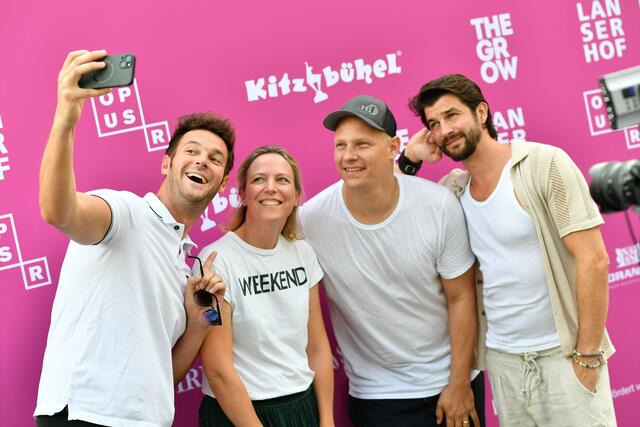 Paul Pizzera, Nina Hipfl Reisch, Michael Reisch und Otto Jaus. | Foto: BrauerPhotos/G. Nitschke