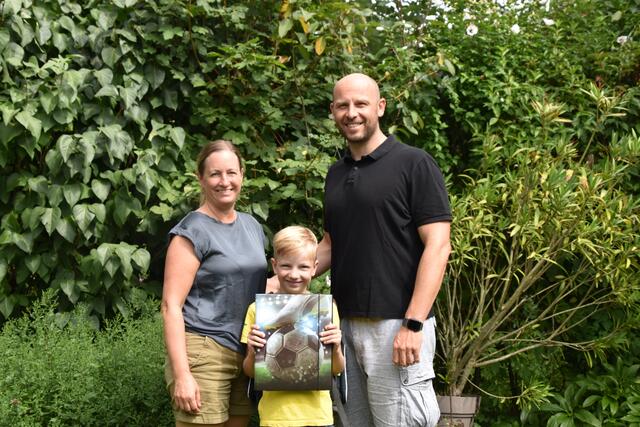 Julia und Franz Waser mit ihrem Sohn Theo, der im September in die Schule beginnt. | Foto: Geiger