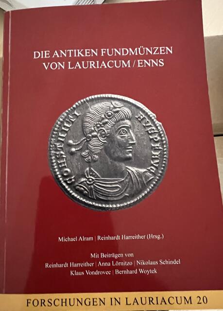 "Die antiken Fundmünzen von Lauriacum/Enns": Das Buch ist im Museums-Shop, Hauptplatz 19, um 35 Euro erhältlich.  | Foto: MVL, Sabine Haslauer