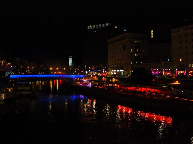 Die Schwedenbrücke verbindet die Wiener Bezirke Innere Stadt und Leopoldstadt. Auf dem Foto blickt man in den zweiten Bezirk ( Leopoldstadt ). Im Hintergrund ist die Marienbrücke ( blau beleuchtet ) und ganz hinten der Ringturm zu sehen.
Leider hatte ich kein Stativ dabei...