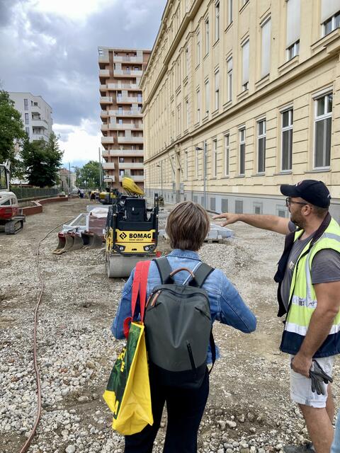 Vor den Schulen in der Märzstraße und der Muthsamgasse wird noch gebaut.  | Foto: BV14