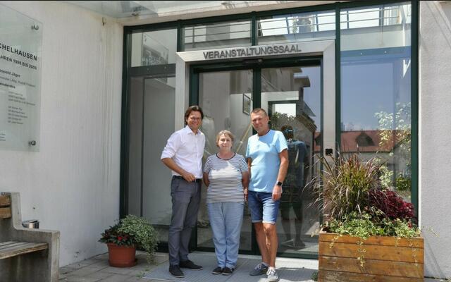 Das Post-Partner Team mit Bürgermeister Bernhard Heinl im Eingangsbereich des künftigen Post-Partner Standortes im Gemeindeamt - Bürgermeister Bernhard Heinl, Christine Redl, Andreas Hellein. | Foto: Marktgemeinde Michelhausen