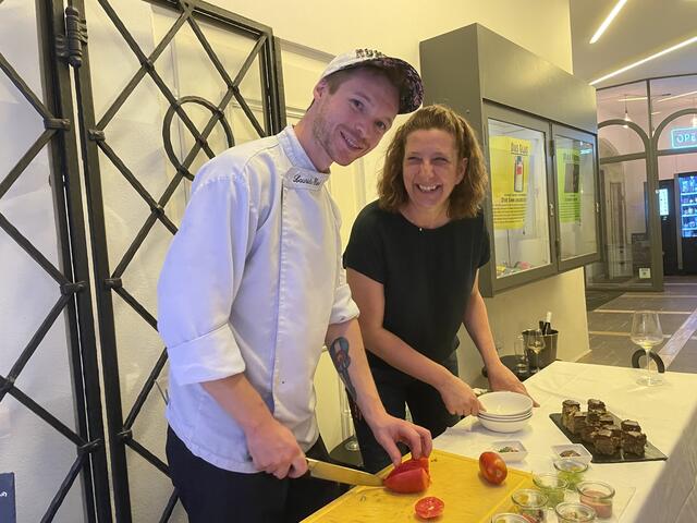 Auch in der Wilderin wurden die Besucherinnen und Besucher kulinarisch verwöhnt: Natürlich regional. Koch Laurid und Claudia Kogler. | Foto: Lisa Kropiunig