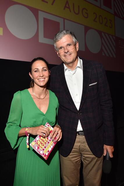 Karina Toth und Bürgermeister Klaus Winkler bei der Eröffnung mit der Filmpremiere „Der Metzger traut sich“. | Foto: BrauerPhotos/G. Nitschke