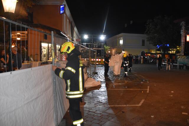 Der Hauptplatz wurde geräumt und die Feuerwehr begann abzubauen. | Foto: Geiger
