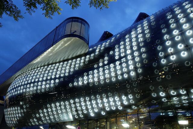 Die BIX Fassade strahlt seit 20 Jahren Botschaften in den Stadtraum. Zu diesem Anlass wird auch das Projekt „Little Star“ von der schwedischen Künstlerin Katarina Löfström von 2006 erneut gezeigt. | Foto: Kunsthaus Graz