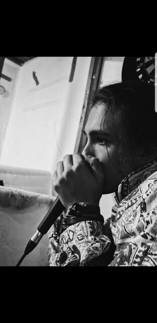 Der Völkermarkter Musiker Riolex nimmt seit 2017 eigene Songs zu Hause auf. | Foto: Leon Bernhofer