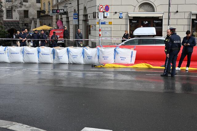 Die Altstadt in Innsbruck wurde verbarrikadiert.  | Foto: Königer