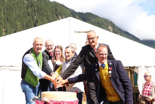 Der Ischgler Markttag war auch dieses Jahr wieder ein voller Erfolg. Die neue Käsekönigin Michelle Maurer unterstützte die Männer beim Käseanschnitt. | Foto: Elisabeth Neuner