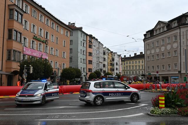 Polizei und Feuerwehr waren noch am Nachmittag stetig beschäftigt in Innsbruck.  | Foto: Königer