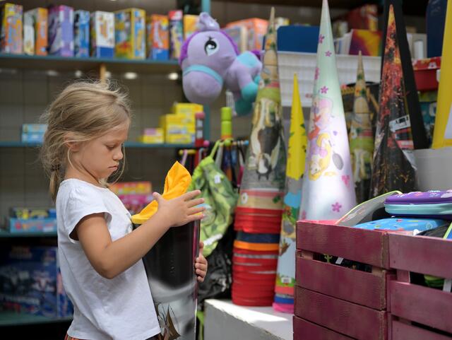 Die sechsjährige Bea mit einer Schultüte. | Foto: ROLAND SCHLAGER / APA / picturedesk.com 