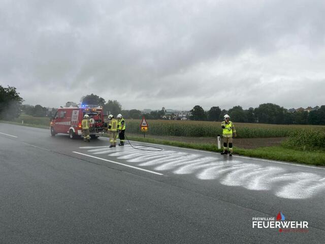 Eine 30 Kilometer lange Ölspur beschäftigte gestern, 27. August 2023, zahlreiche Feuerwehren im Bezirk Ried.  | Foto: FF Ried