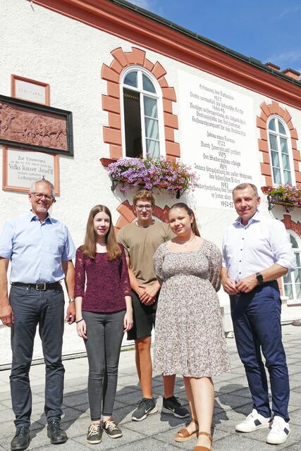 V.l.: Rudolf Polt, Veronika Hartl (Praktikantin Bürgerbüro), Hannes Poppinger (Praktikant Wirtschaftsbetriebe), Hannah Ramharter (Praktikantin Kinderbetreuung) und Josef Ramharter | Foto: Stadtgemeinde Waidhofen