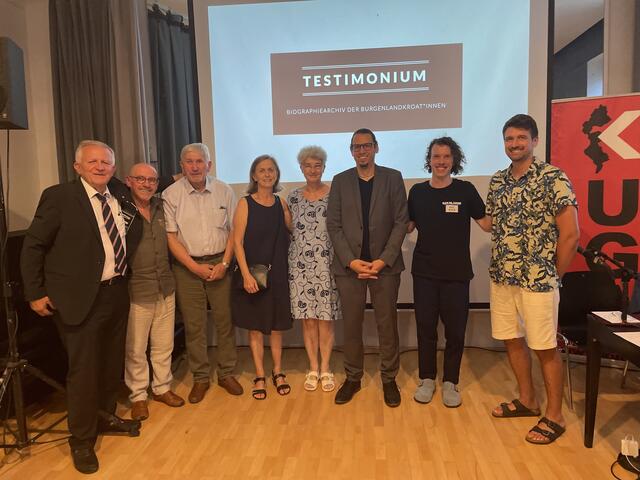 Michael Schreiber und Konstatin Vlasich mit Marko Zvonarich als Vertreter der KUGA und 5 der interviewten Persönlichkeiten: Jelka Perusich, Martin Zsifkovics, Joško Vlasich, Felix Tobler und Dorothea Zeichmann | Foto: KUGA