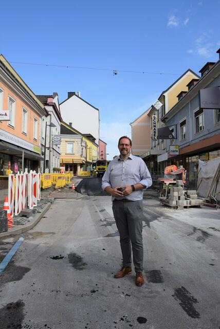 Vizebürgermeister Markus Brandstetter besichtigt die Baustelle kurz vor Abschluss der Arbeiten. | Foto: Stadt Amstetten