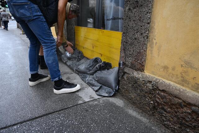 Am Innsbruck Marktplatz bereitete man sich auf das Schlimmste vor.  | Foto: Königer