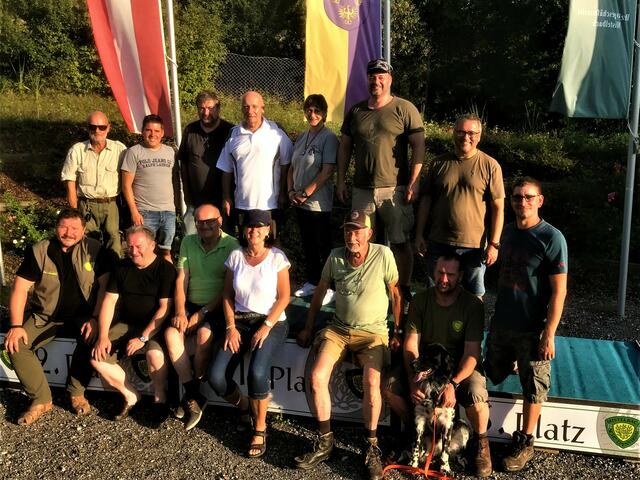 Sitzend –Oberschützenmeister Josef Kohzina, Schützenmeister Sigi Kubanik, Karl S., Christine Kohzina, Rudolf Wiedermann, Klaus Ofner mit Jagdhund Fiasko,
stehend – Robert Holovlasky, Alex Thomasitz, R. Buchgraber, Kubjacek Karl und Brigitte, Gernot Wiedermann, Rudolf Dorn, und Helmut Wegerth. | Foto: Schützenverein-Mistelbach