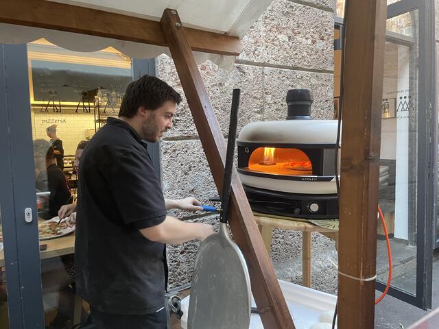 Innerhalb weniger Minuten bereitete Aris frische Pizzen zu. | Foto: Lisa Kropiunig