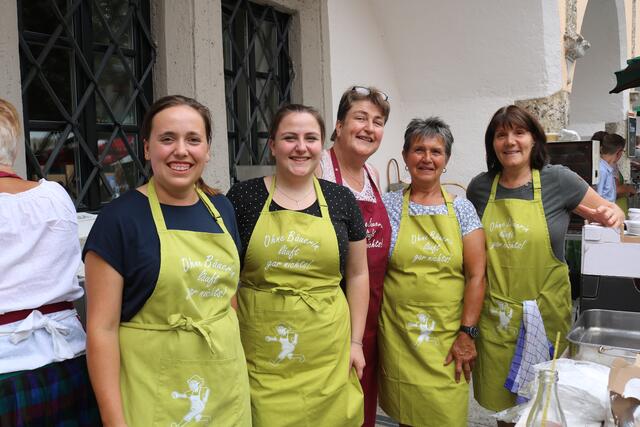 Der Bauernjerbst ist eröffnet. Dazu gehören natürlich aich Fleischkrapfen und Blattlkrapfen.  Die Bäuerinnen Michaela, Eva Maria, Birgit, Sylvia u. Angela sorgten ihren Krapfen beim Bauernherbstfest in Werfen für den kulinarischen Genuss. | Foto: Agnes Etzer