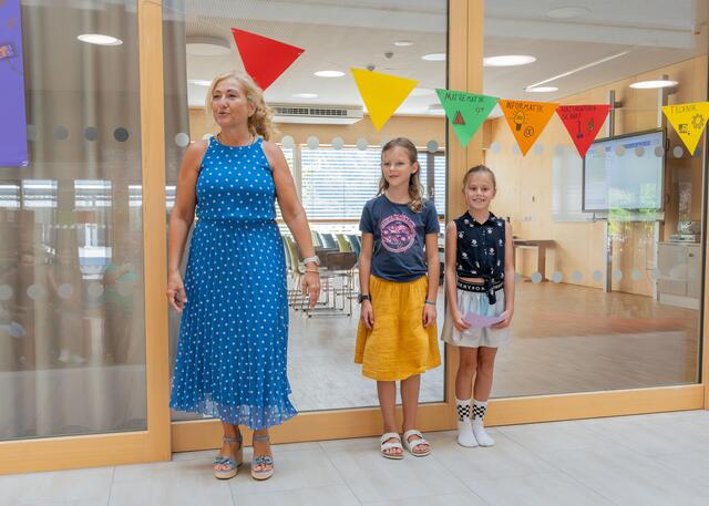 Bürgermeisterin Katharina Prommegger und die beiden Moderatorinnen Jana und Sophia.  | Foto: Stefanie Giefling