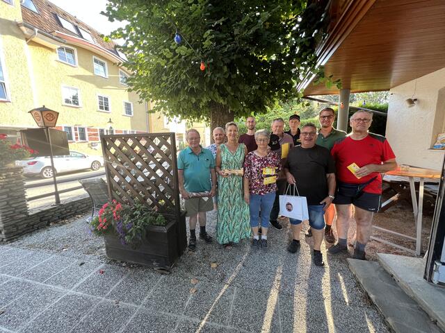 Gedenkschnapsen in Gresten: Rudi Wurm, Rudi und Susanne Schwingenschlögl, Stefan Winter, Marianne Baumgartner, Franz Schreiber, Gerhard Buber, Fritz Wurm, Rudi Winter und Hans Tatzreiter  | Foto: SPÖ Gresten-Land